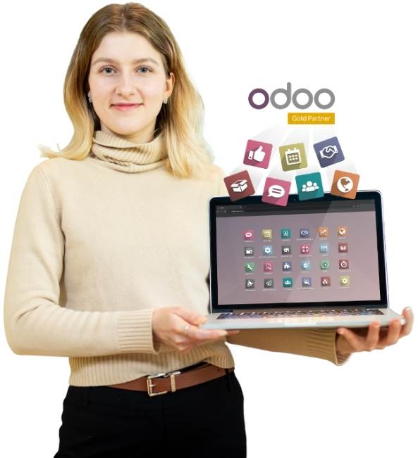 Odoo Starterpaket mit bloopark Korinna hält einen Laptop mit Odoo Apps darauf