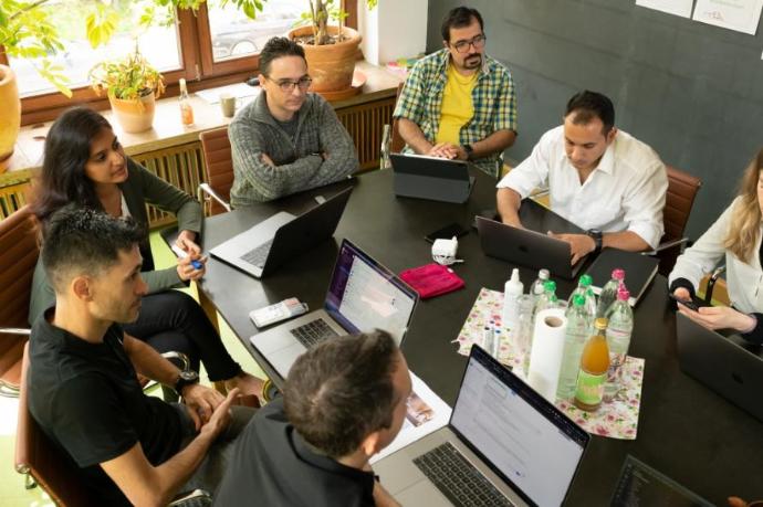 Unser Team gemeinsam in einer Besprechung